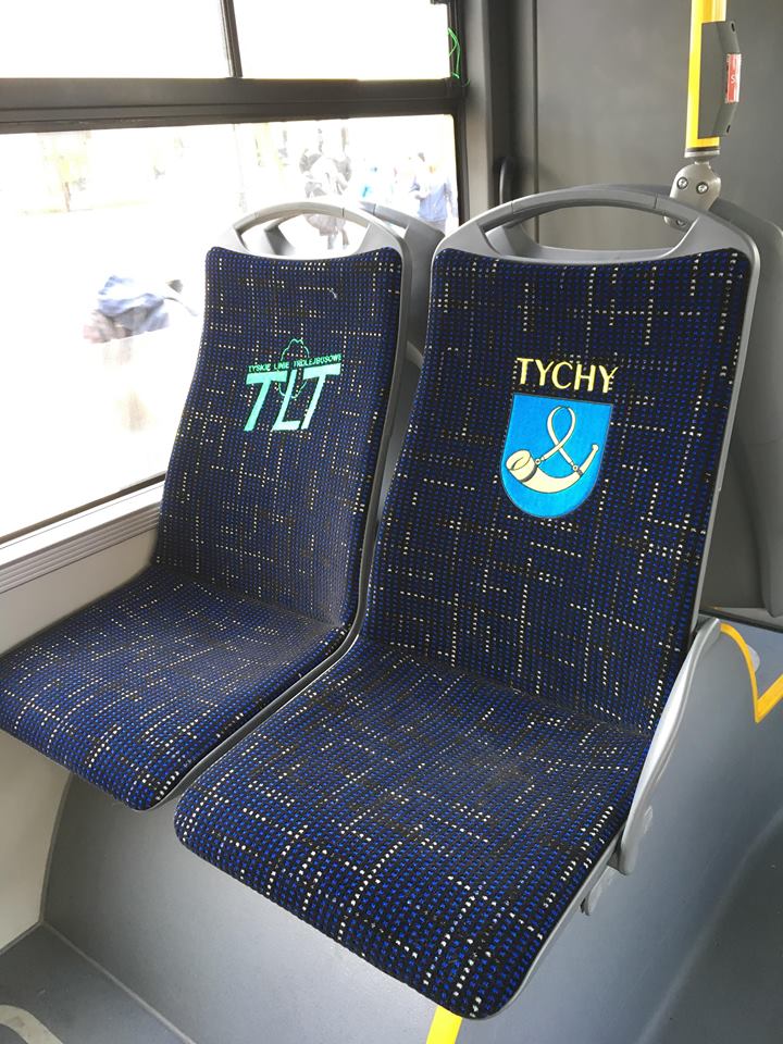 Potah sedadel v trolejbusech Trollino 12 s logem dopravce a erbem města. (foto: Jiří Brňák)