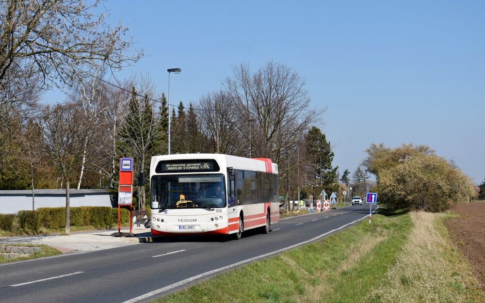 TEDOM Kronos 123D ev. č. 1036 Jaroslava Štěpánka je v provozu téměř dennodenně na lince 110, která spojuje Dolní Počernice a Kyje s Čakovicemi a Třeboradicemi. Na snímku ze 6. dubna 2020 projíždí autobus při zátahu z ranního pořadí 110/7 zastávku Kbelský hřbitov. (foto: Matěj Stach)