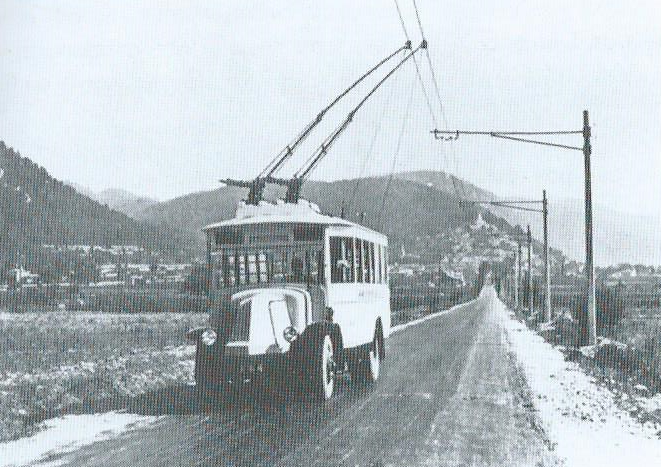 Trolejbus typu O.T.M 2 ze směru Cuges-les-Pins míří k Aubagne. (foto: VETRA / sbírka G. Mullera)