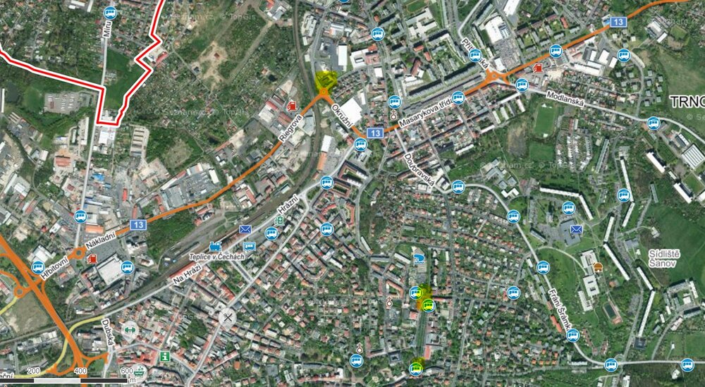 Stavby 3 (tj. propojení tratí; spodní část snímku) a 4 (tj. měnírna; horní část snímku). (zdroj: Mapy.cz)