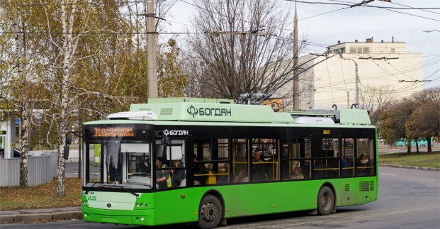 Tato o pár týdnů starší fotka rovněž dodržuje tradici uříznutého spodního okraje. (foto: město Charkov)