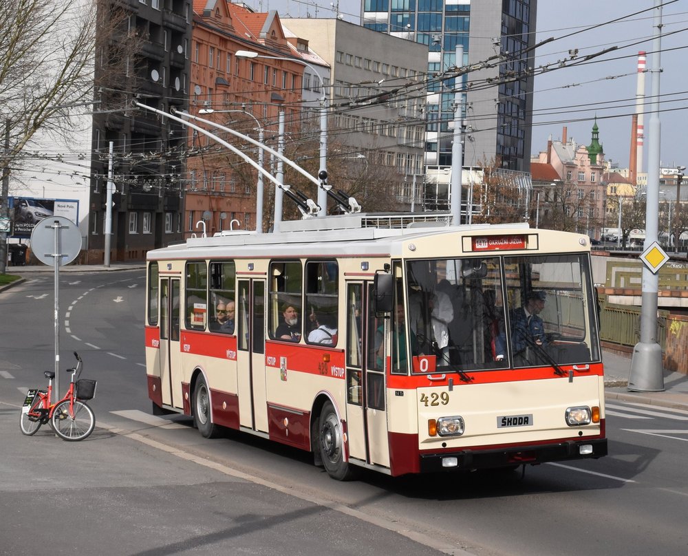Historický trolejbus Škoda 14 Tr ev. č. 429 v ulicích Plzně při symbolické rozlučce. Trolejbus pro PMDP vzorně rekonstruovala společnost Zliner. (foto: Zdeněk Kresa)