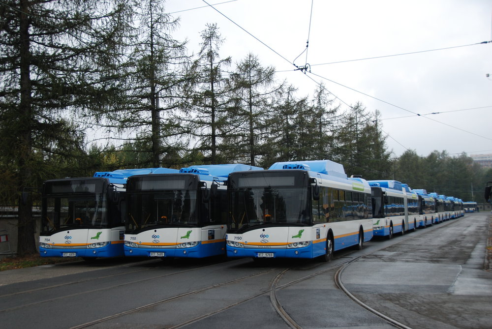 Solaris úspěšně exportuje také do České republiky, která byla vůbec prvním státem, kam se mu podařilo autobusy mimo Polsko prodat. Prvním zákazníkem u nás byl DP Ostrava. Ten poté opakovaně vsadil na polská vozidla i v dalších letech. Na snímku vidíme část flotily 105 nových plynových autobusů z roku 2015. (foto: Libor Hinčica)