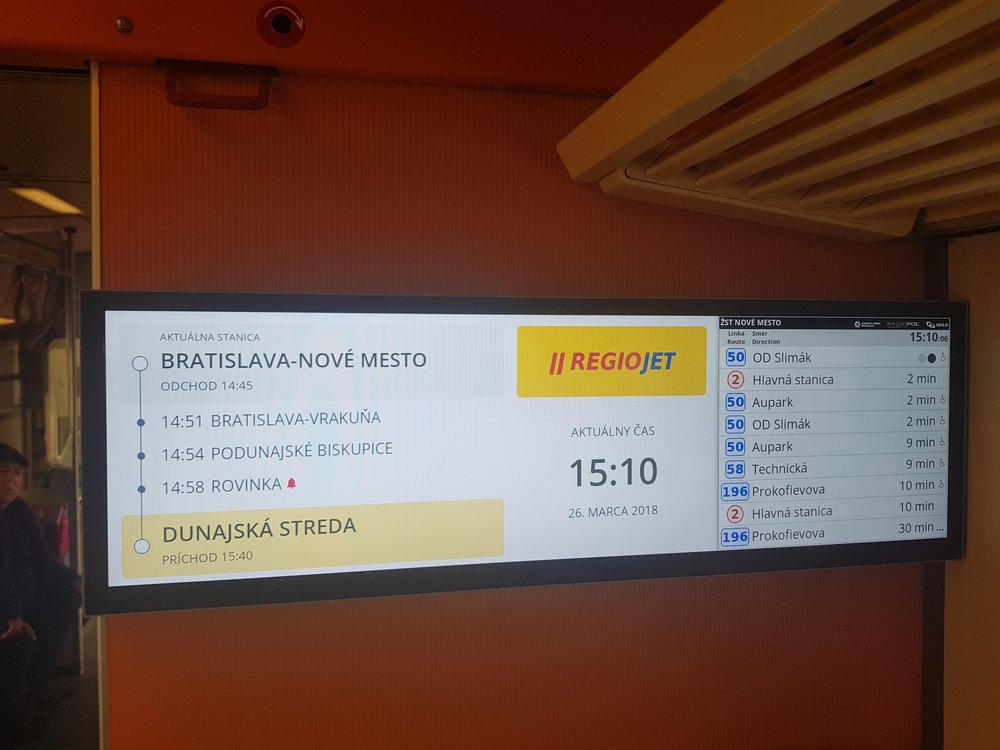 Vychytávky pro cestující. Panely ukazují návazné odjezdy bratislavské MHD v reálném čase. (foto: RegioJet)