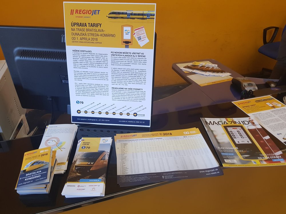 Soukromý dopravce s jedinou železniční linkou v IDS BK a část jeho informačních materiálů. (foto: RegioJet)