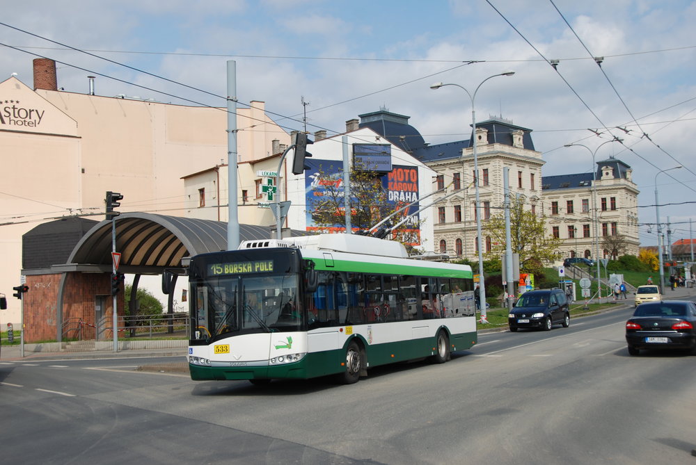 Trolejbus Škoda 26 Tr v Plzni míří na lince číslo 15 směřující v dubnu 2017 na Borská Pole. (foto: Libor Hinčica)