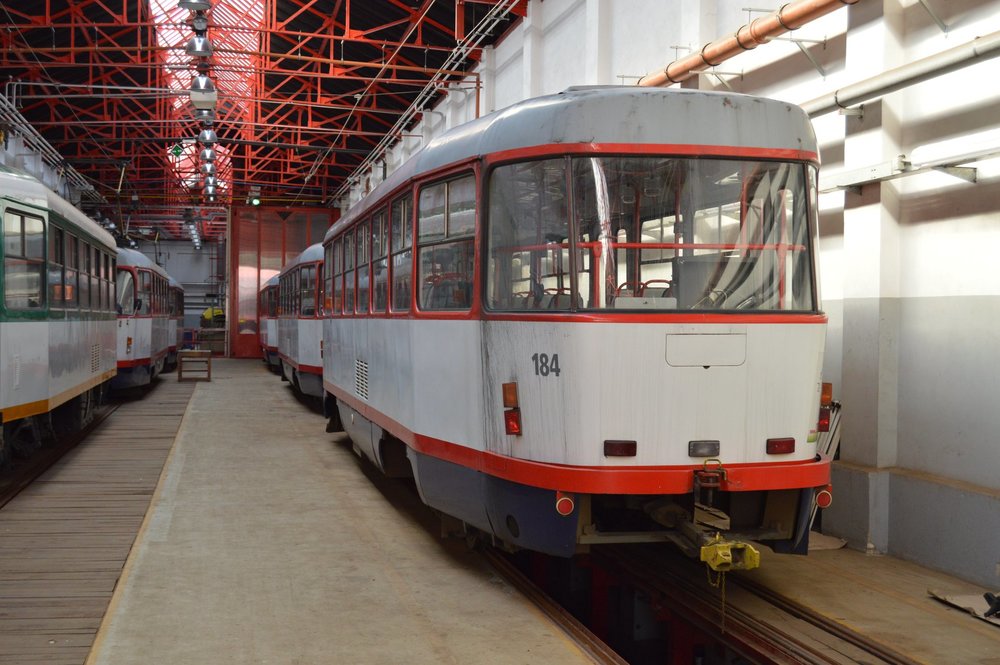 Nově dodané ex-olomoucké vozy v liberecké vozovně. (foto: Zdeněk Mazánek)