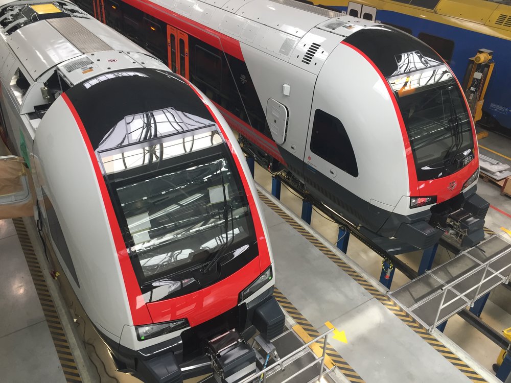 Kromě tramvají vyrábí závod Stadleru v Polsku jednotky Flirt pro několik zahraničních zákazníků. Zde vidíme vlaky pro Norsko. (foto: Libor Hinčica)