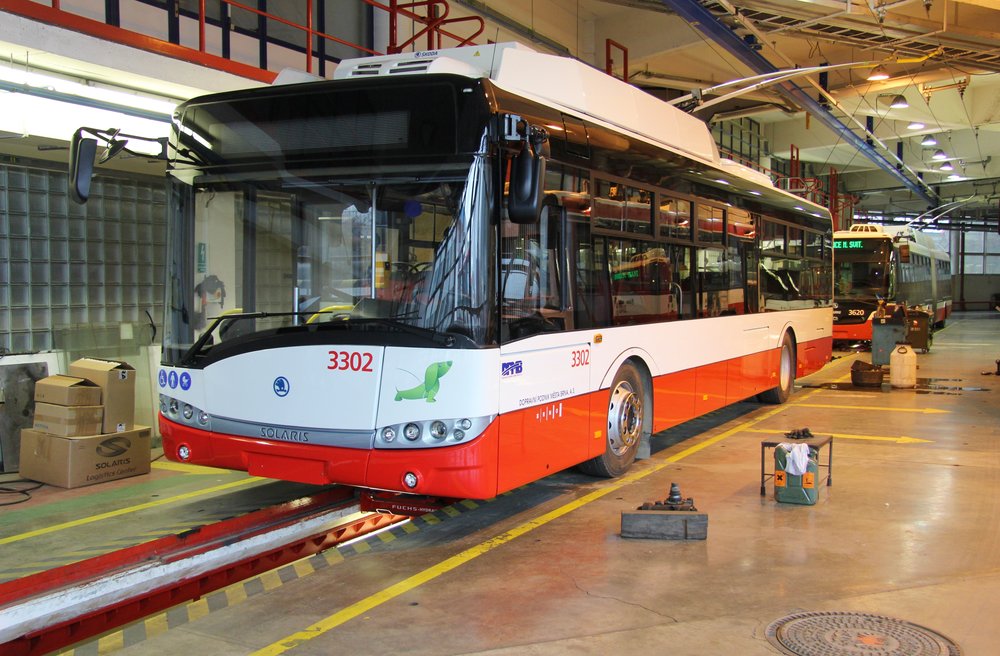 První parciální trolejbus Škoda 26 Tr ev. č. 3302 dorazil do Brna. (foto: DPMB)