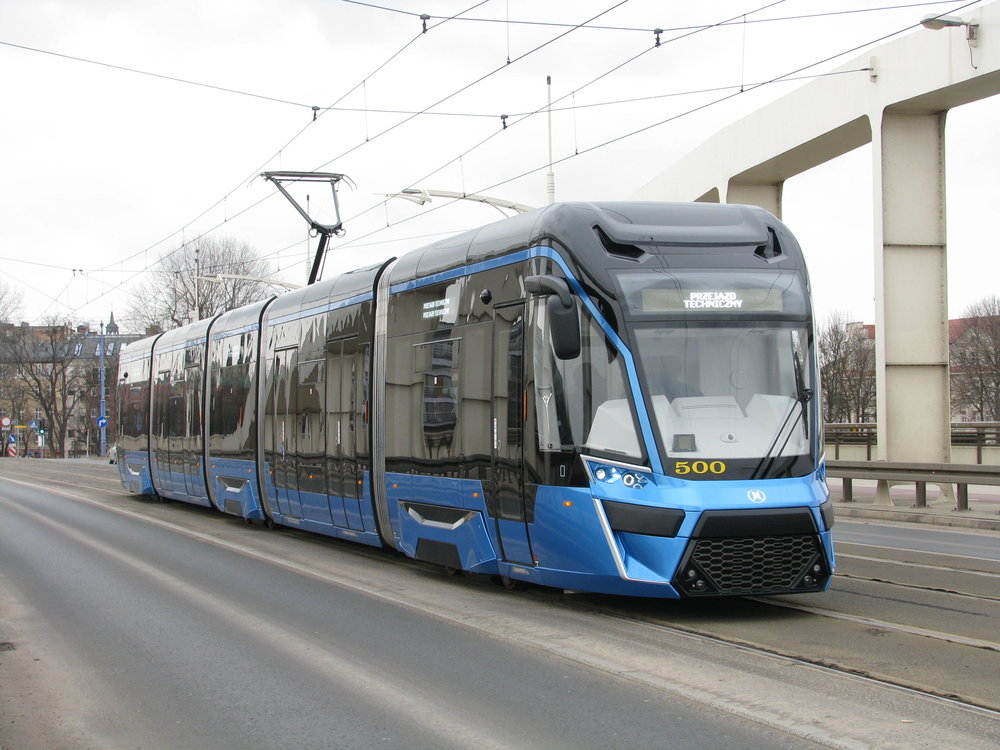 Prototyp Moderusu Gamma v pětičlánkovém provedení v ulicích Poznaně. (foto: Modertrans)