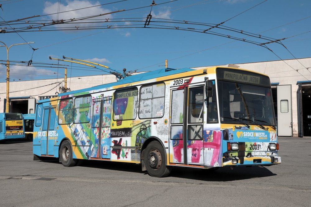 Trolejbus Škoda 14 TrM ev. č. 2003 s novým polepem. (zdroj: Facebook Jaroslava Polačka)