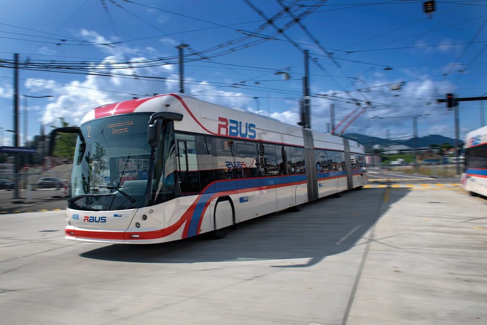 Tříčlánkové trolejbusy jsou v Lucernu v provozu od roku 2014. Dopravce je především využívá na metrobusových linkách. (foto: Verkehrsbetriebe Luzern AG)