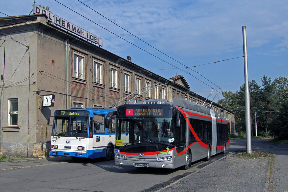 Trolejbus pro Anconu zachycený 1. října 2012 na smyčce Důl Heřmanice (foto: Radim Klement)