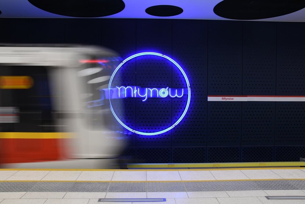Stanice metra na nově otevřeném prodloužení zaujmou také svou architekturou. Společným znakem jsou výrazné svítící názvy stanic. (foto: Martyn Janduła)