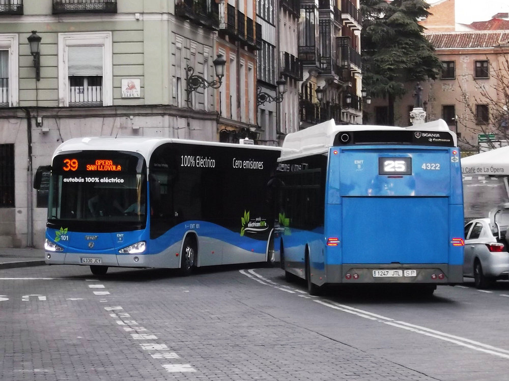  

Elektrobus Irizar i2e v Madridu na lince číslo 39 se míjí s autobusem od Scanie. (foto: AmigoDeBusesEMT3)