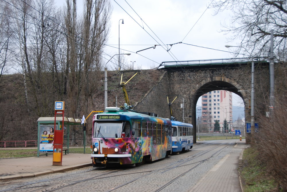 Oprava by se měla týkat i libereckého vozu T3R.PLF ev. č. 37. Na fotografii je zachycen u smyčky Viadukt v dubnu 2016. (foto: Libor Hinčica)