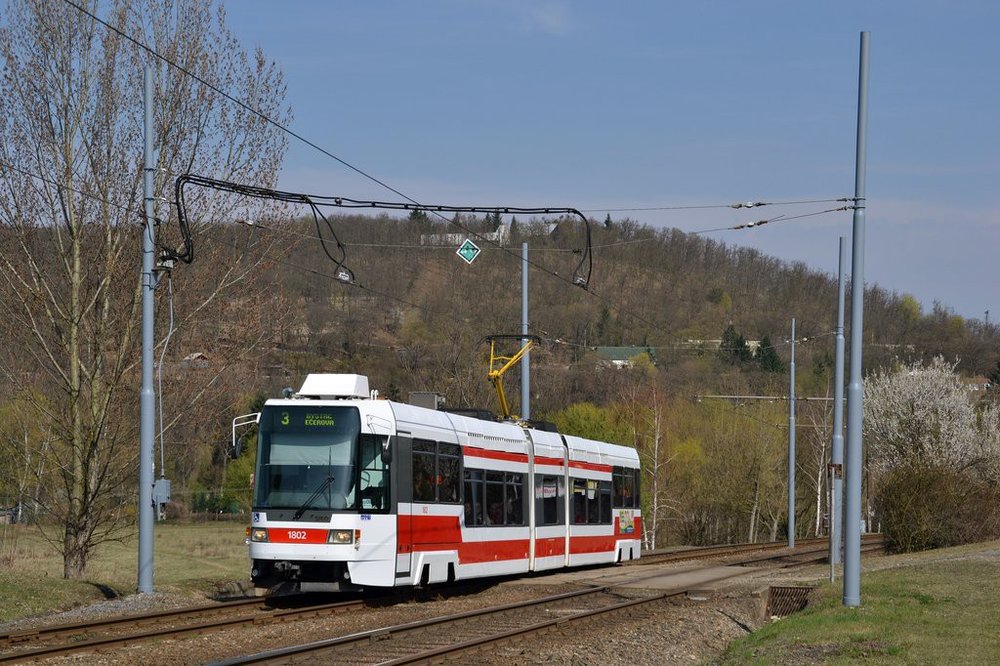 V dubnu 2011 zachytil fotograf vůz RT6N1 ev. č. 1802 v Brně-Bystrci na lince č. 3. (foto: Ing. Jiří Černý)