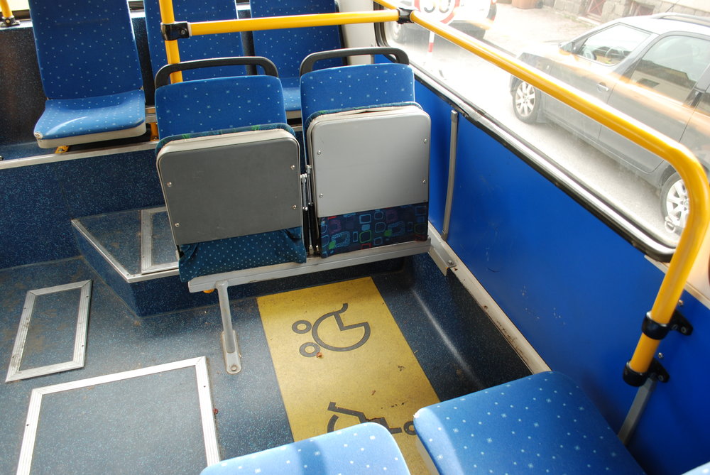 Interiér vozu Karosa B 732 ev. č. 269 je vybaven velkým množstvím sedadel. Sklopná místa k sezení se nacházejí i v prostoru pro kočárek. (foto: Libor Hinčica)