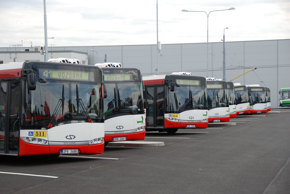 Autobusy Solaris Urbino v areálu vozovny Karlov v Plzni. (foto: Libor Hinčica) 
