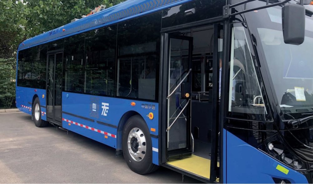 Trolejbus pro Ciudad de México ještě nebyl oficiálně představen, tento jeho neúplný snímek se už ovšem objevil v první roční zprávě stávajícího vedení města. První vozy (zřejmě typu ZK5120C) připlují do přístavu Manzanillo u Tichého oceánu co nevidět. (foto: Primer Informe de Gobierno)