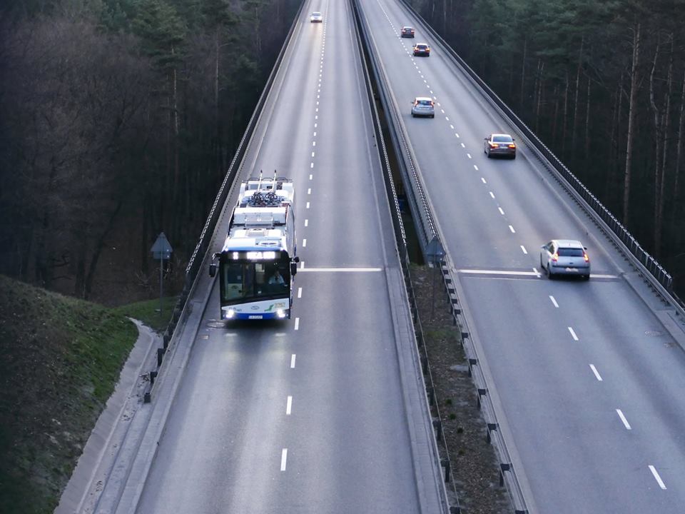 Linka č. 181 není jediná, kde lze nové kloubové vozy spatřit, například od 1. dubna 2019 zřídila ZKM Gdynia čtyři zvláštní spoje “X” jedoucí brzy ráno z Gdyně do Kaczych Buków. Tyto spoje jedou po pro trolejbusy netradiční komunikaci. (foto: ZKM Gdynia)