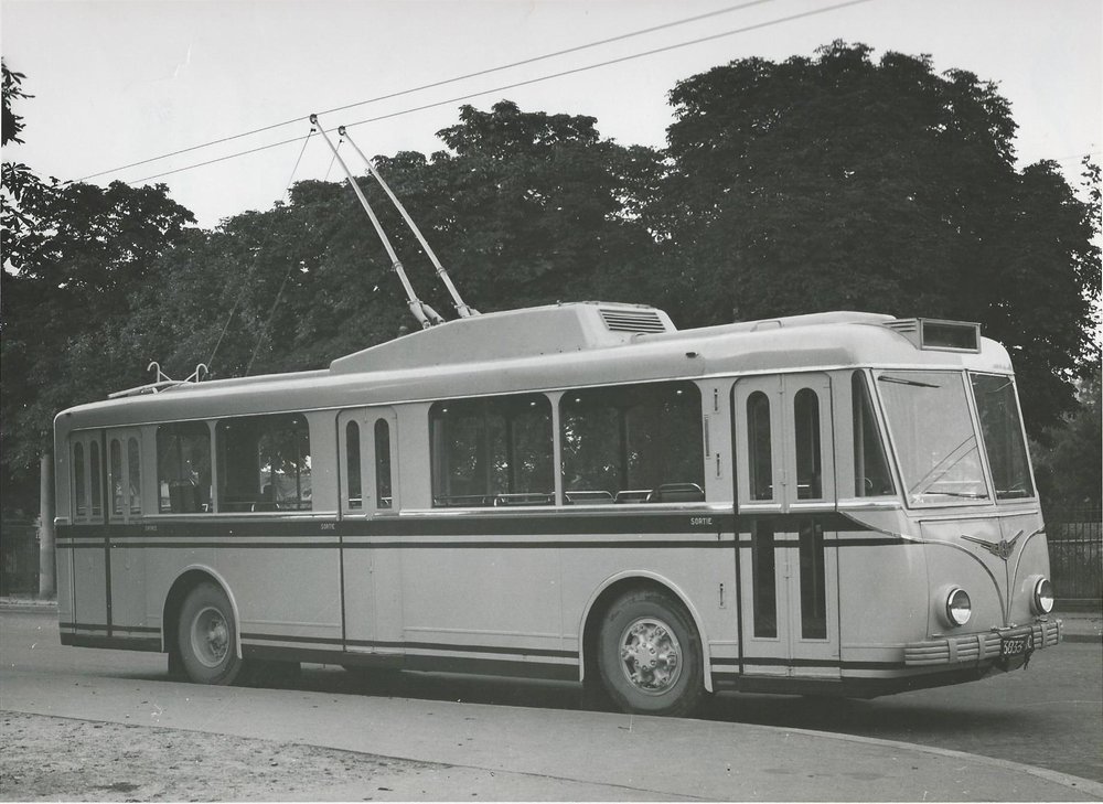 Trolejbus typu VRBh. (zdroj: archiv Československý Dopravák)&nbsp;  Níže 3stránková ukázka všeobecného popisu vozu VBRh a pod ní 12stránková ukázka z popisu typu VBRh, a to série pro meziměstskou trať Aix – Marseille. (zdroj: archiv Československý Dopravák; pozn.: redakce nemá k dispozici kompletní materiál)