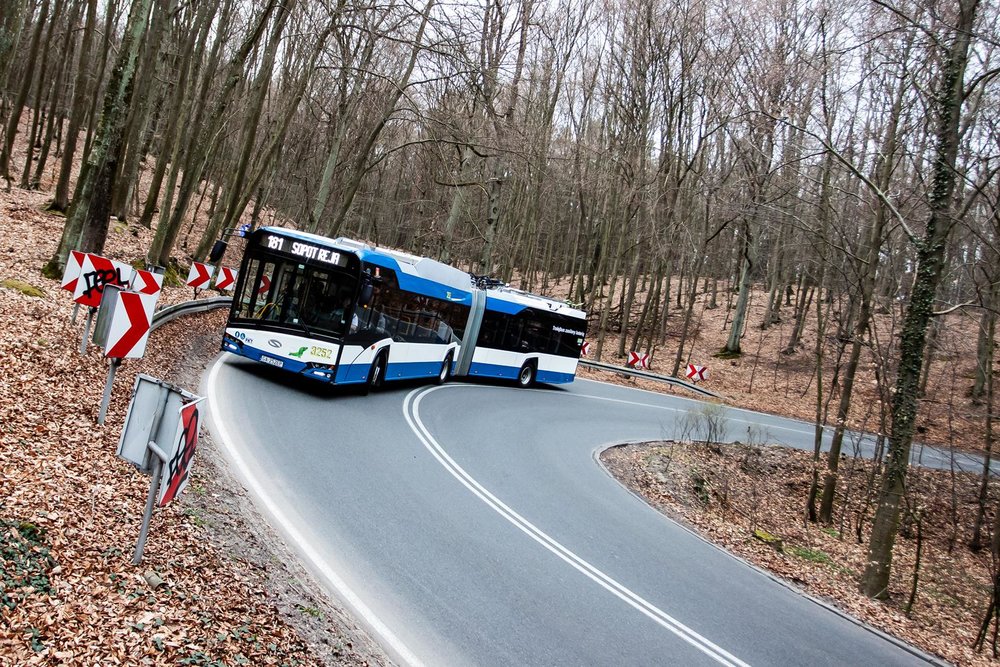 Ostré serpentiny? I trolejbusový “jezevčík” to zvládne. (foto: ZKM Gdynia)