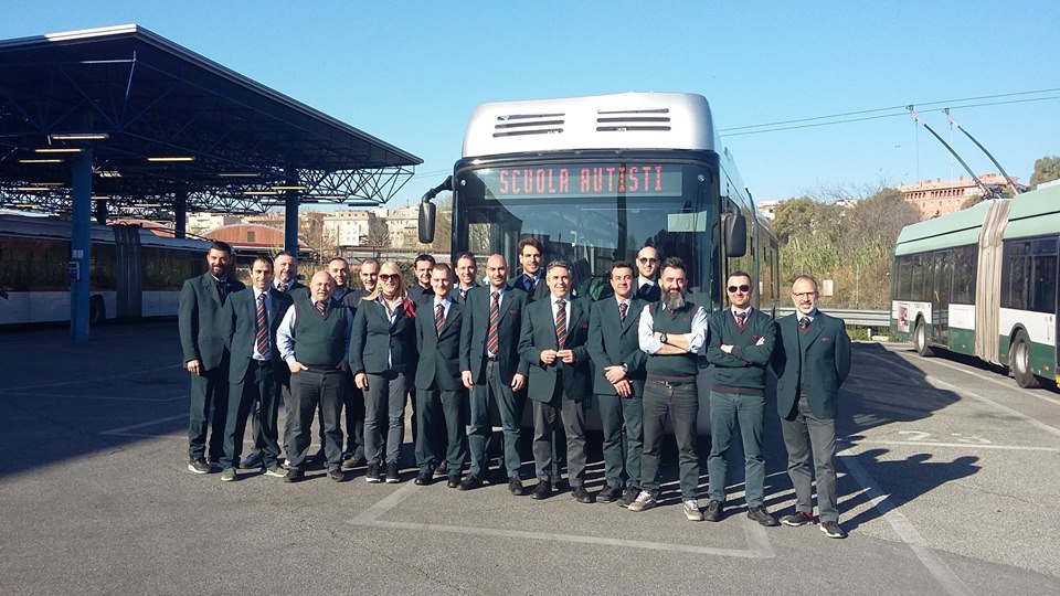 Noví řidiči trolejbusů. Na snímku jich ovšem není 35. (foto: ATAC)