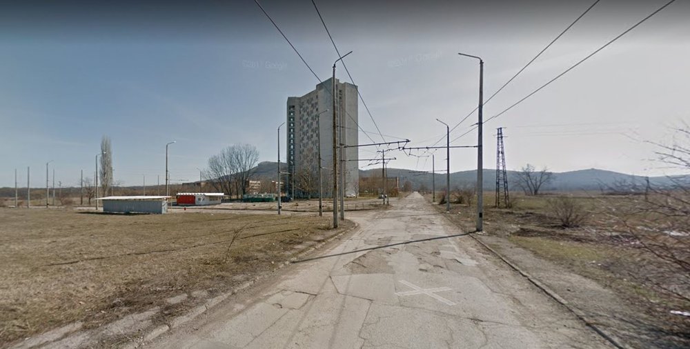 Pohled na konečnou Učeničeskij kompleks. Trolejbusy tu již nejezdí. (zdroj: Google Maps)