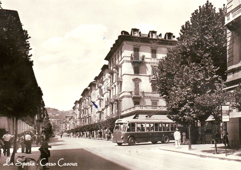 Tato stará pohlednice zaujme nejen trolejbusem... (foto: archiv Zdeňka Sýkory)