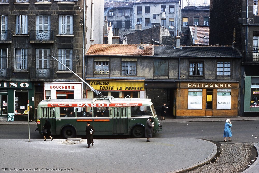 Saintétiennský trolejbus CS 60 ev. č. 13 byl zachycen na ulici Saint-Ennemond v roce 1961. Vůz byl do provozu zařazen dne 9. dubna 1946. (foto: André Presle / sbírka Philippe Valla)