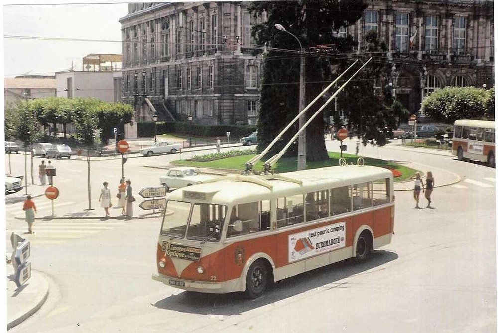 Designově povedený trolejbus VETRA CB 60 ev. č. 22 na snímku z Limoges, kde byl zachycen roku 1986 před tamní radnicí. Původní lak byl v šedé metalíze. (foto: sbírka Rolanda le Corffa)