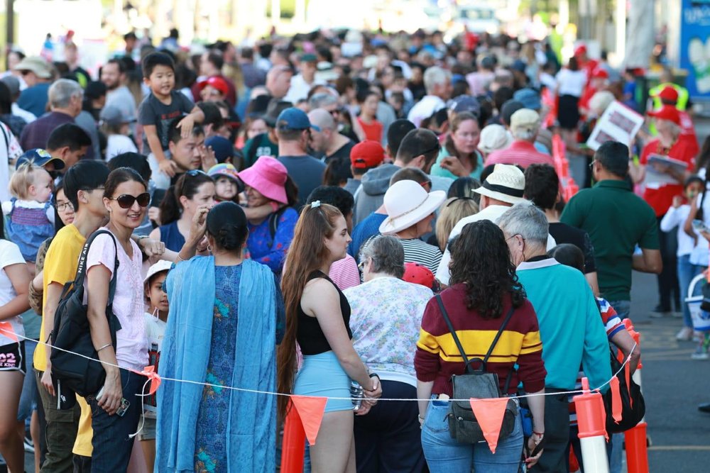 Zpočátku se zdálo, že na akci mnoho lidí nedorazí, ranní počasí bylo poměrně vlažné. Zprovoznění se odehrálo v 11 hodin a první tramvají mnoho cestujících nejelo. Odpoledne už ale lidé přibývali jako houby po dešti. Po celý den byl nabídnut bohatý doprovodný program. (foto: 2x Canberra Metro)