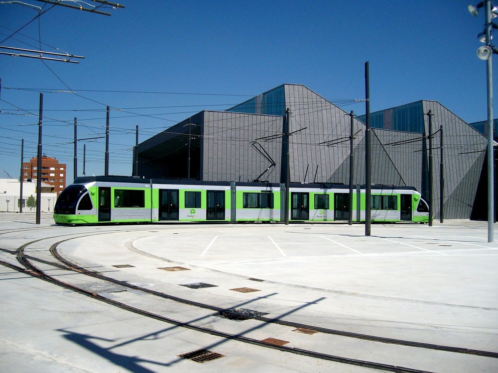 Tramvaj CAF Urbos 2 ve vozovně. Tramvaje jsou provozovány na rozchodu 1.000 mm. (foto: Juanjo Olaizola Elordi)