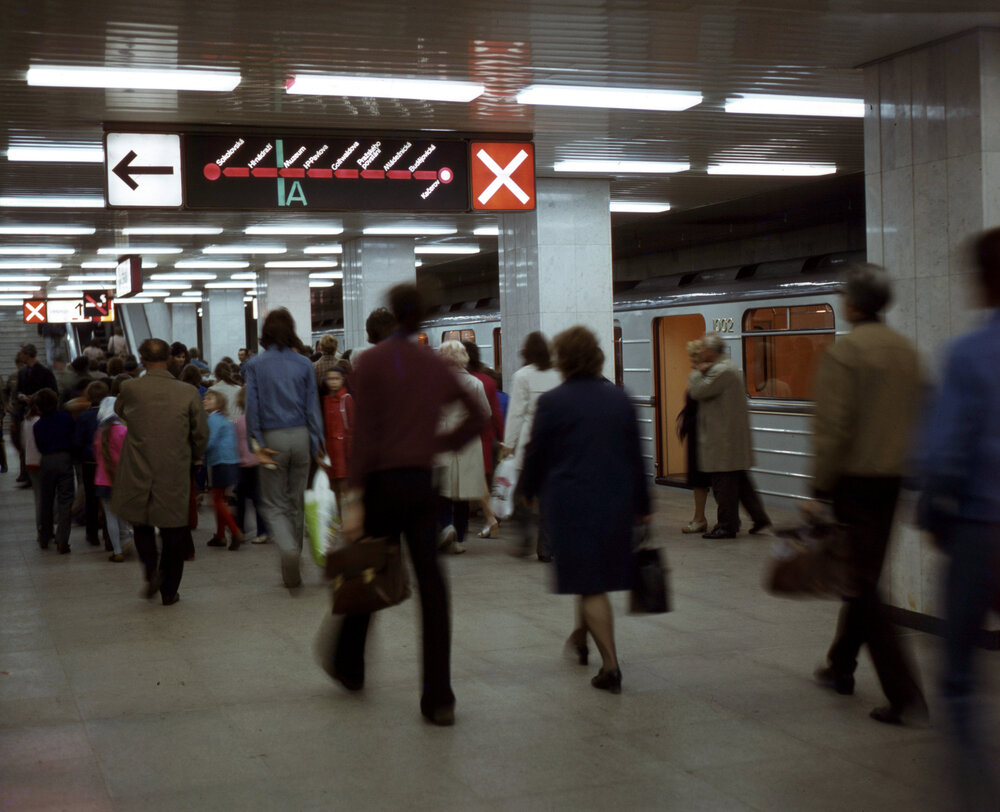 Stanice metra měly velkou koncentraci lidí, a tak není divu, že také distribuci tisku se zde vždy dařilo.(archiv: DPP)