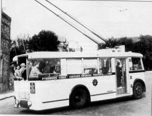 Rouenský trolejbus se zadní polootevřenou plošinou na lince č. 15 roku 1936. (foto: Jean-Luc Bayeux / časopis Charge Utile, č. 91 / juin 2000)