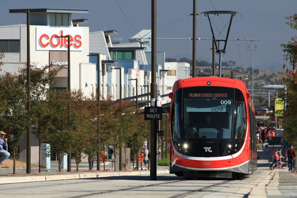 Canberra má svou tramvaj, oficiálně zvanou jako “lehké metro”. (foto: 2x Canberra Metro)