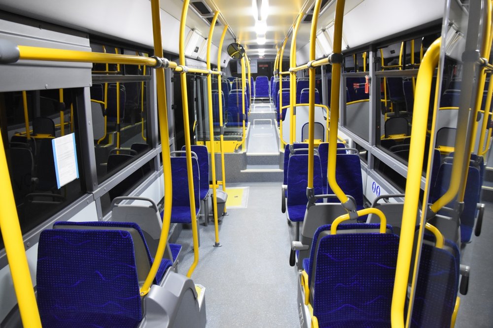 Pohled do interiéru autobusu Crossway LE CITY pro MHD v Přerově. V přední části vozu chybí obvyklé podesty a ze snímku je patrné i dodatečné prodloužení bočních oken. (foto: Miroslav Halász)