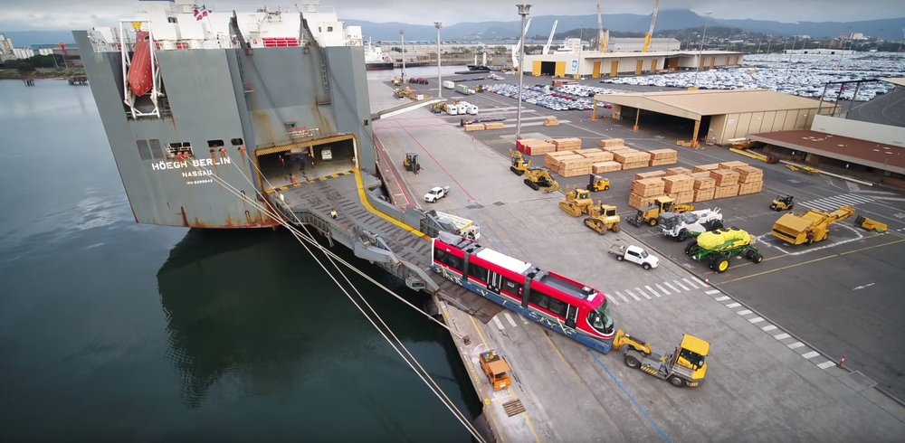 Tři články tramvaje CAF Urbos 3 vjíždějí na australskou pevninu v přístavu Port Kembla. (zdroj: Transport Camberra)