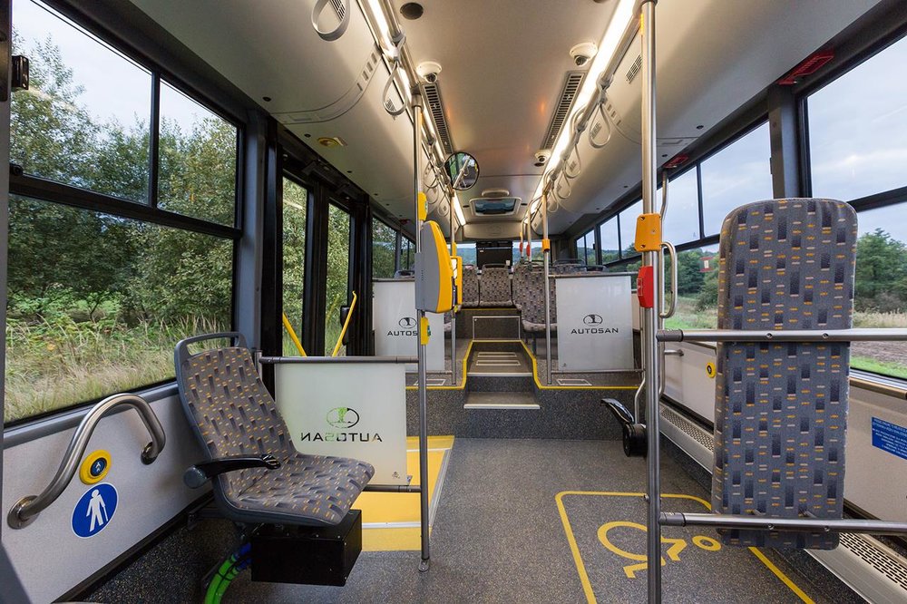 Pohled do interiéru autobusu Sancity 9LE. Jde o jediný městský model Autosanu nabízený v low entry (částečně nízkopodlažním) provedení. (foto: Autosan)  