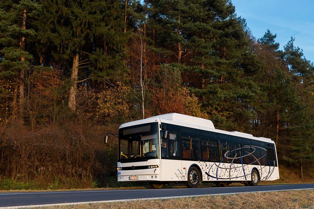 Podzimní idylka s plynovým autobusem Sancity 12LF CNG. Ten se objevil jako doplněk produkce v loňském roce. Výrobce teď chystá i vývoj elektrobusu. (foto: Autosan) 