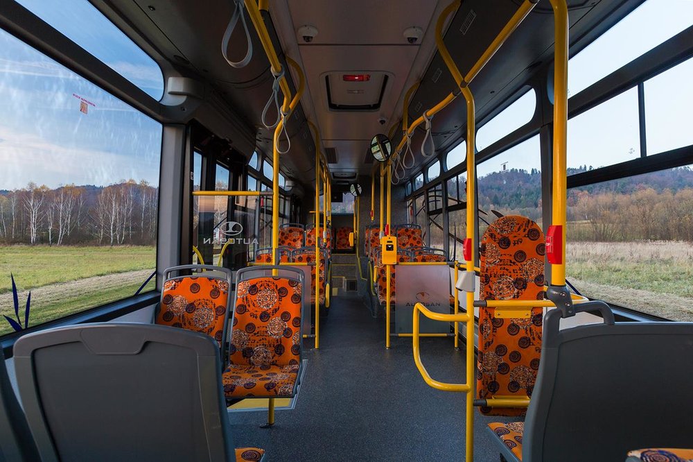 Pohled do interiéru městského 12m vozu Sancity 12LF, zde v provedení s pohonem na CNG. (foto: Autosan)