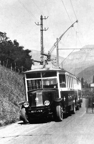 VETRA O.T.S.C. na trati Chambéry – Chignin-les-Marches. Povšimněte si kladek, díky kterým byl proud odebírán. 