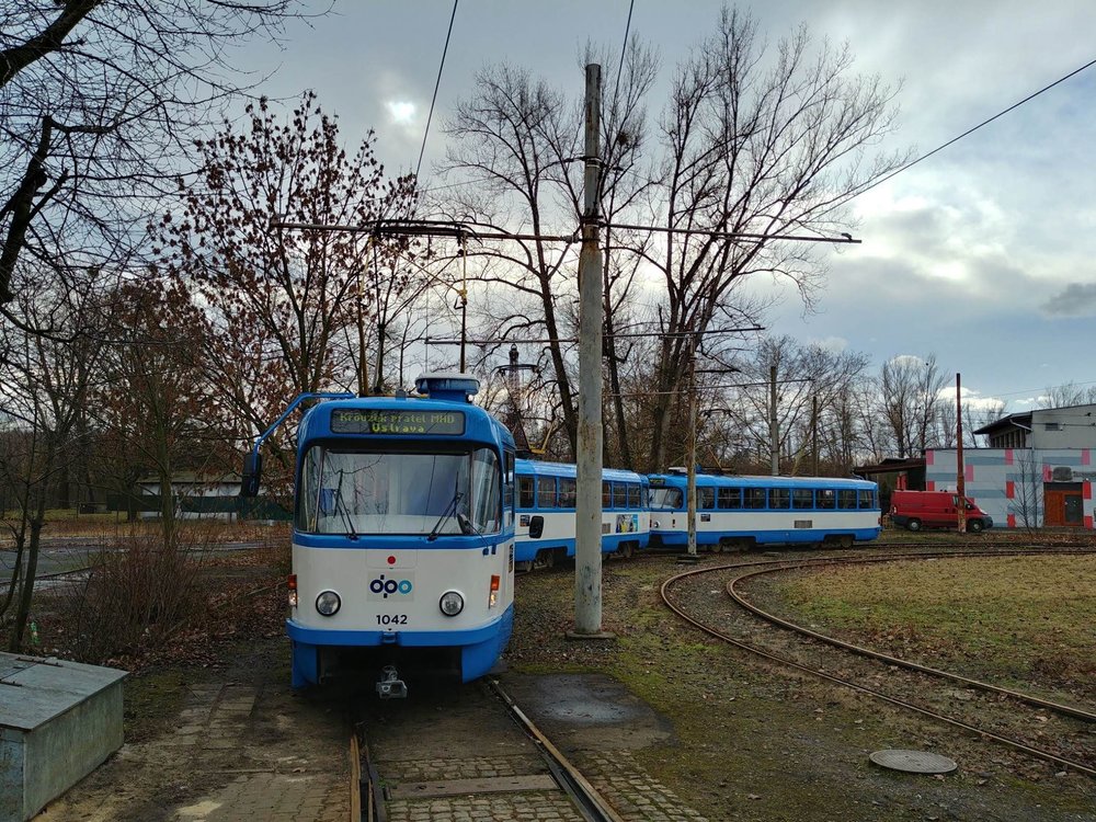 “Trojče” tramvají T3  vypravené pro ostravský Kroužek přátel MHD pózuje ve smyčce Výstaviště. Ač v srdci Ostravy, oblast působí jako periferie. (foto: Vojtěch Jandásek)