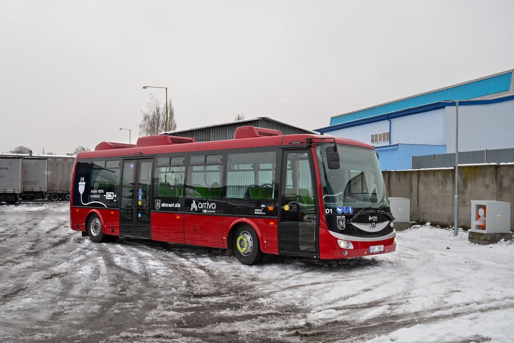 Elektrobus SOR EBN 9,5 pro Nový Jičín v líbivém tmavě červeném nátěru. (foto: redakce)