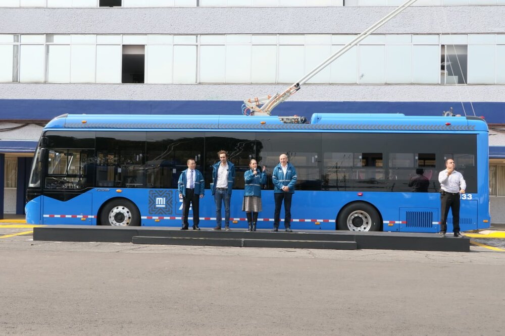 Ze dne 19. 11. 2019. Zleva: generální ředitel divize společnosti Yutong Bus Company pro Mexiko a Jižní Ameriku, vedoucí odboru mobility hlavního města, primátorka města a ředitel městské dopravní společnosti Servicio de Transporte Eléctricos de la Ciudad de México (zkr. STE).