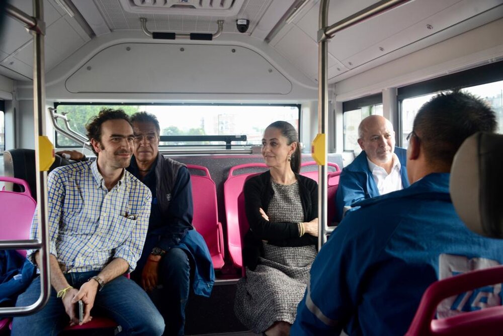 Spokojená primátorka v trolejbuse s představiteli města, dopravce STE a výrobce. Pánové onoho dne porušili pravidla přepravy, růžové sedačky v zadní části vozu totiž nejsou mužům určeny. (foto: Jefatura de Gobierno)