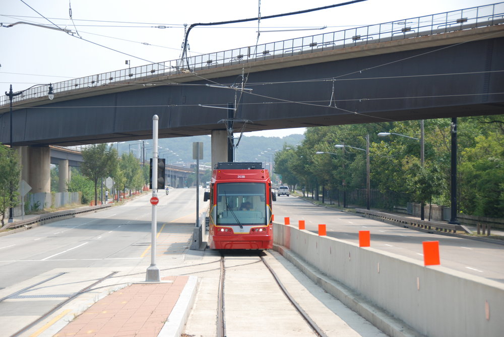 Jak je patrné z tohoto snímku, u tramvají ve Washingtonu se plánuje prodloužení směrem ke stanici metra (jeho trase vede po estakádě na fotografii). Trať ovšem stále nebyla dostavěna, a tak tramvaje končí v území ničeho uprostřed širokého bulváru. (foto: Libor Hinčica)
