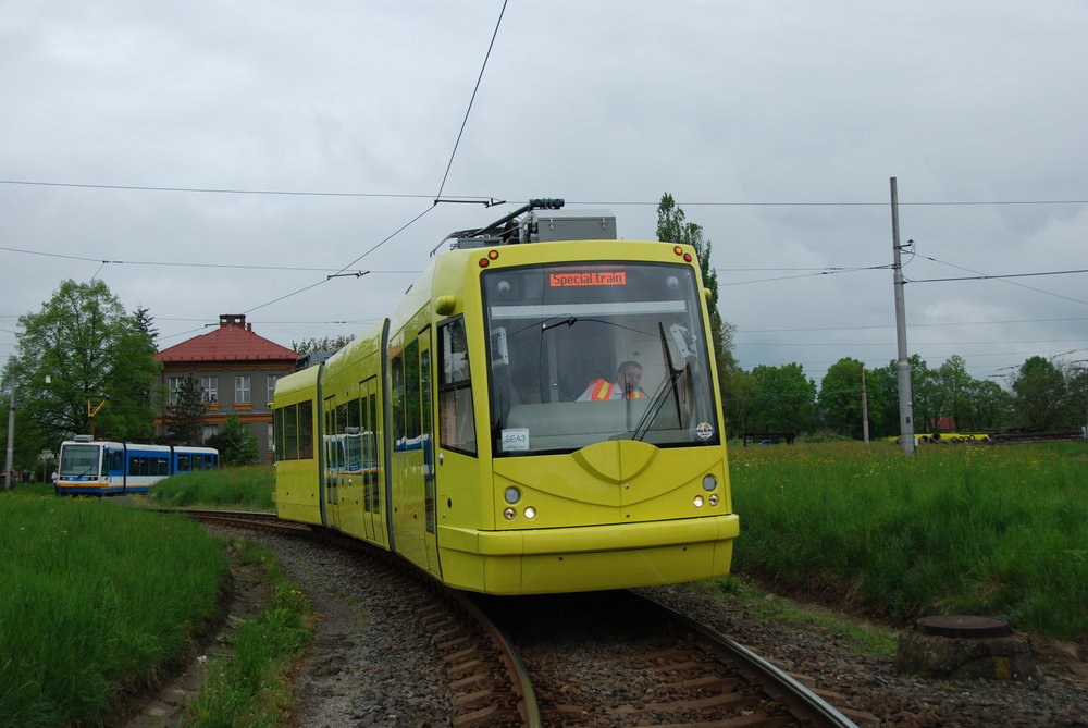 České tramvaje si již v Seattlu nepořídí. Poslední výběrové řízení vyhrál španělský CAF. Na snímku je vůz Inekon 121 na konečné v ostravském Martinově během předváděcí jízdy pro novináře. Vozy byly určeny pro novostavbu tramvajové trati, která ale prozatím nesplnila původní očekávání. (foto: Libor Hinčica)
