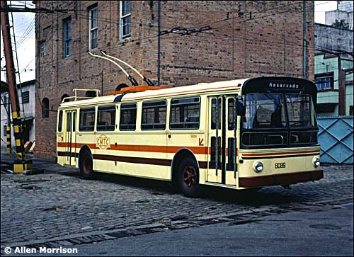 Dvě fota z 80. let, kdy se trolejbusům v São Paulu dařilo. (foto: 2x A. Morrison)